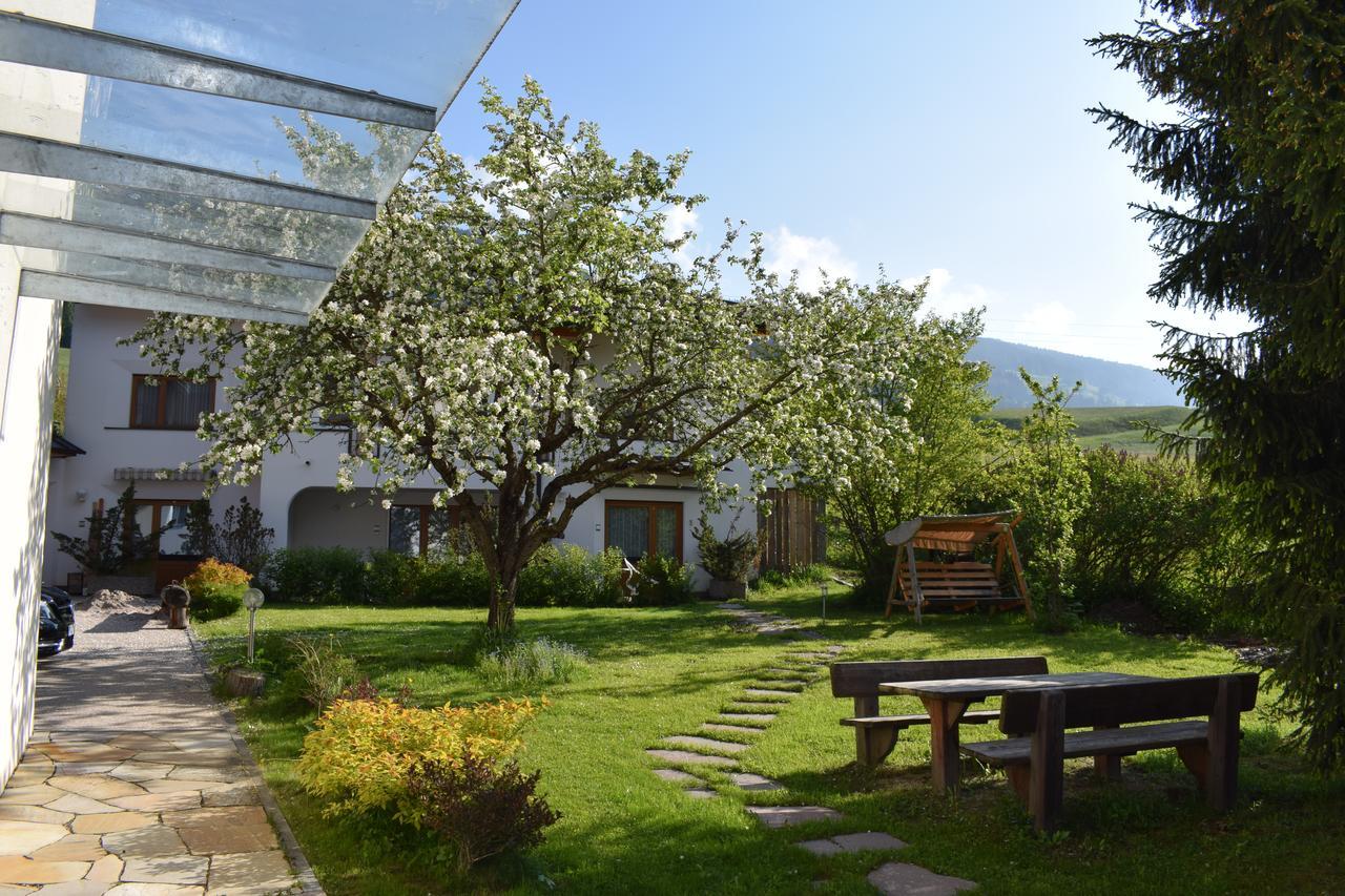 Appartments Helvetia Niederdorf Exteriör bild